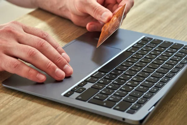 Çevrimiçi kredi kartıyla ödeme. Kredi kartı ve klavyede el.