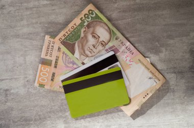 Ukrayna beşyüz hryvna banknot ve ödeme kartları masa, seyahat veya ödeme fikri