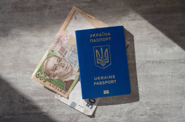 Ukrayna biyometrik pasaportu ve Ukrayna beşyüz hryvna banknotu masada, Avrupa entegrasyon kavramı