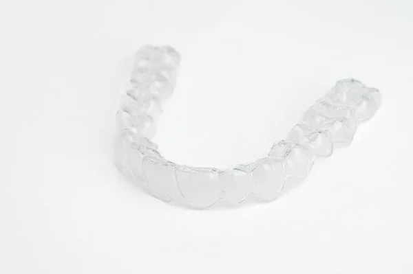 Dentes Invisíveis Alinhadores Fundo Branco Dispositivo Ortodôntico Para Ajustar Alinhar — Fotografia de Stock