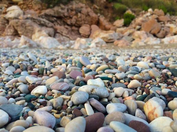 Sahilde parlak çakıl taşları. Yakın plan.