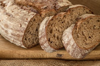 Çavdar ekmeği ya da tahta tahtada ve çuval bezinde dilimler.