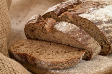 Çuval bezine beyaz toz serpiştirilmiş çavdar ekmeği.