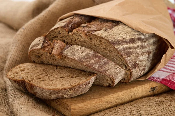 Çavdar ekmeği dilimlenmiş ya da tahtadan kağıt paketinin içinde kesilmiş.