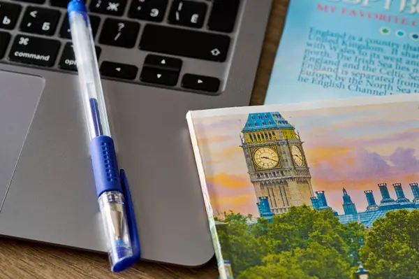 Büyük Ben kapağı ve dizüstü bilgisayarı boyalı bir defter.