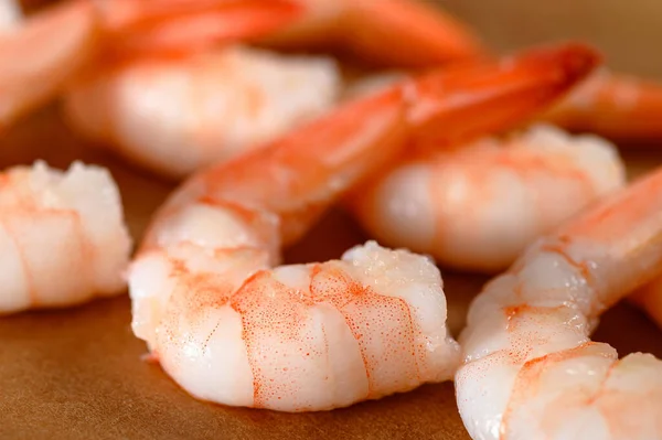 Karidesin yakın plan görüntüsü ve diğer bulanık karidesler, yiyecek arka planı