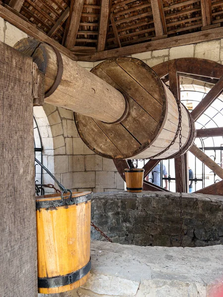 Eski kuyunun içinde taş bina