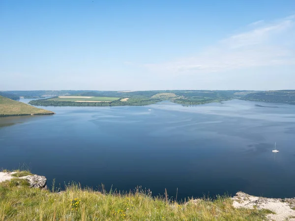 Yazın nehir ve Bakota manzarası