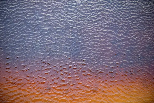 Kirlenmiş nehrin dalgalı üst görüntüsü