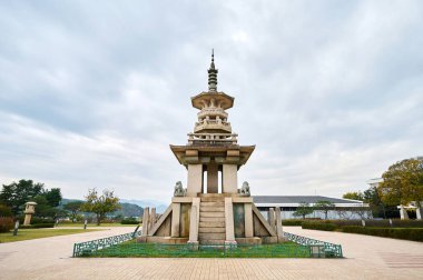 Gyeongju, Güney Kore - 17 Kasım 2024: Seokgatap, Güney Kore, Gyeongju 'daki Bulguksa Tapınağı' nda taş bir tapınak.