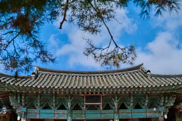 Mavi Gök Altında Kore Geleneksel Pavyonu Süslemeleri