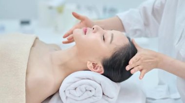 Spa 'da Kadın Boyun Masajı