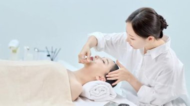 Spa 'da Profesyonel Esthetisyen Kadın Yüz Temizleme Tedavisi