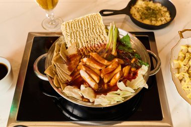 Kore Baharatlı Pirinç Keki Balık Keki, Ramen Eriştesi ve Taze Sebze
