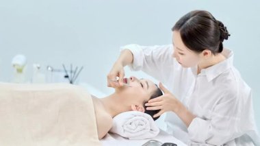 Spa 'da Profesyonel Esthetisyen Kadın Yüz Temizleme Tedavisi
