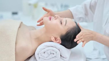 Spa 'da Kadın Boyun Masajı