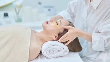 Genç kadın yüz masajı Spa'da alma