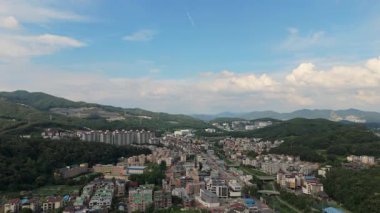 Mavi Yaz Gökyüzü Altında Yeşil Tepeler Çevrelenmiş Yerleşim Kasabası Hava Manzarası