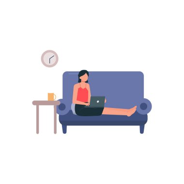 Kanepede oturan kız dizüstü bilgisayarla çalışıyor..