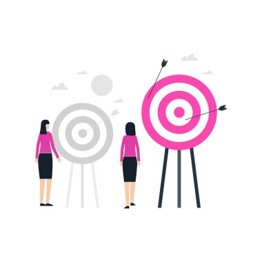 Kızlar dart tahtasına bakıyor..