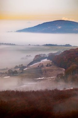 Çek Cumhuriyeti Ceske Stredohori 'de romantik sisli bir sabah