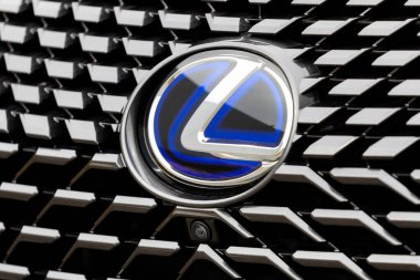 PRAG, CZECH Cumhuriyet - 4 Mayıs 2021: Prag, Çek Cumhuriyeti 'nde Lexus aracının logosu, 4 Mayıs 2021