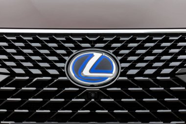 PRAG, CZECH Cumhuriyet - 4 Mayıs 2021: Prag, Çek Cumhuriyeti 'nde Lexus aracının logosu, 4 Mayıs 2021