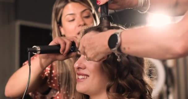 Перукарні Працюють Стрижці Жіночого Клієнта Завивають Волосся Під Час Перукарської — стокове відео