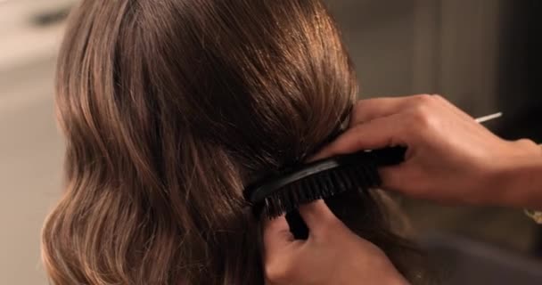 在美发店用发夹给一个美发师做特写 并为她的一个客户做辫子 — 图库视频影像