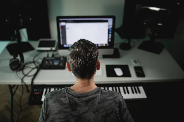 Music Producer Seen While Working Project Computer His Home Studio — Foto de Stock