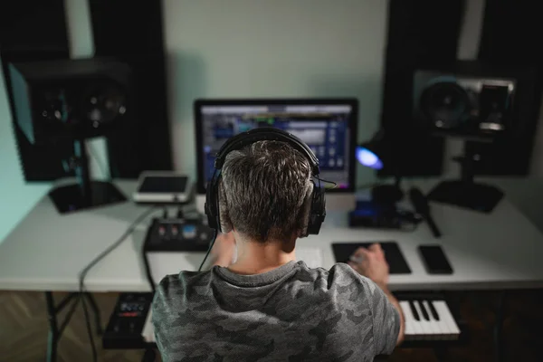 Music Producer Seen Listening Headphones Project Currently Working His Home — Stockfoto
