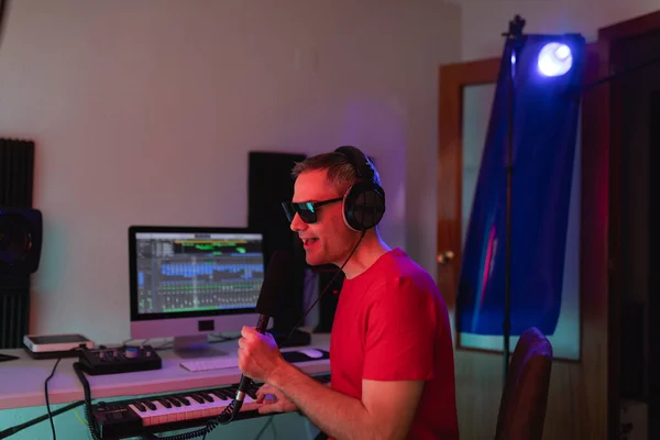 Musikproduzent Singt Während Einer Aufnahmesession Seinem Heimatstudio Einige Stimmlagen Für — Stockfoto