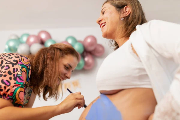 Bodypainting Künstler Bemalt Einen Glücklichen Schwangerschaftsbauch Hause — Stockfoto