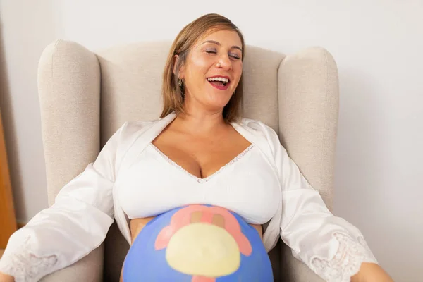 Porträt Einer Glücklichen Schwangeren Die Mit Ihrem Bemalten Bauch Auf — Stockfoto