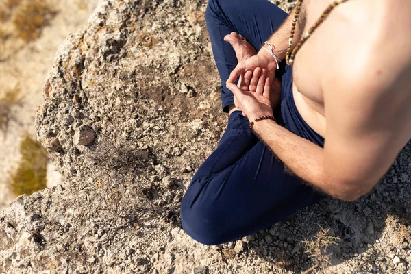 男子的手和腿 在乡村和大自然的瑜伽课上冥想时 他的姿势是帕多玛娜式的 — 图库照片