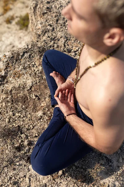 田舎や自然の中でヨガのセッション中に瞑想し 精神的に接続するために 男はパドマサナの姿勢を使用しています — ストック写真