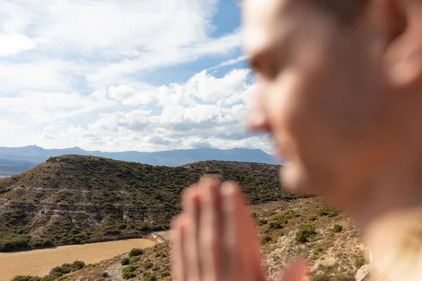 在野外和大自然的瑜伽课上 当一个人在冥想时 远处的山景 — 图库照片