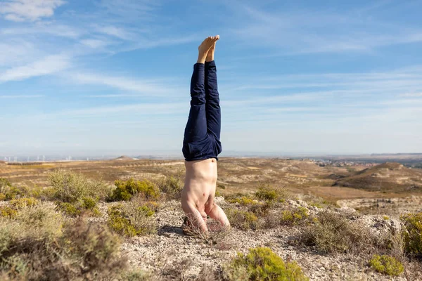 Gråhårig Man Utför Salamba Shirshasana Eller Yoga Headstand Yogasession Landsbygden — Stockfoto