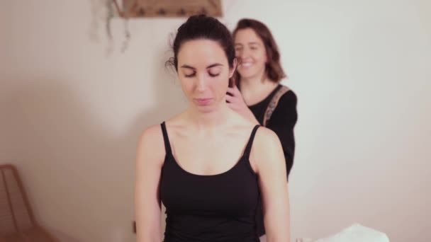 Woman Therapist Examines Her Patients Shoulders Neck Massage Table Beginning — Stockvideo
