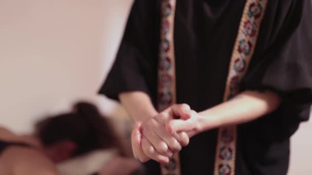 Masseuse Pours Oil Her Hands Massaging Her Patient Massage Table — Vídeos de Stock