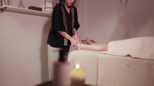Masseuse Massages Feet Legs Her Patient Who Lying Face Chiro — Stockvideo