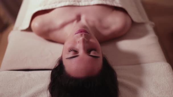 Patient Couche Détendu Sur Table Massage Lors Une Séance Chiromassage — Video