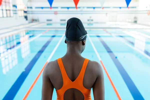 Black Young Woman Standing Curb Heated Swimming Pool — Stock Photo, Image