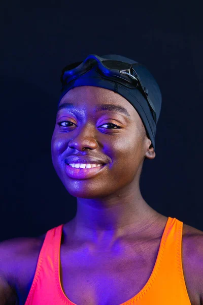 Retrato Uma Jovem Negra Maiô Sorrindo Com Fundo Preto Liso — Fotografia de Stock