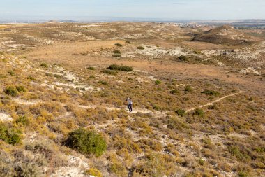 Erkek saçı koşar ve formda kalmak ve sağlıklı bir hayat sürmek için kırsalda egzersiz yapar.