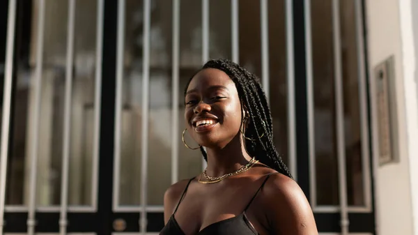 Uma Jovem Negra Sorri Feliz Olhando Para Câmera Com Porta — Fotografia de Stock