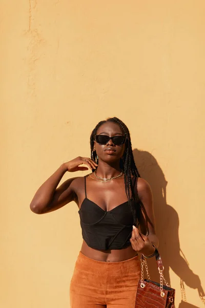 Retrato Uma Mulher Negra Jovem Com Tranças Cabelo Usando Óculos — Fotografia de Stock