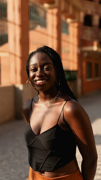 Mulher Negra Jovem Sorri Feliz Olhando Para Câmera Durante Passeio — Fotografia de Stock