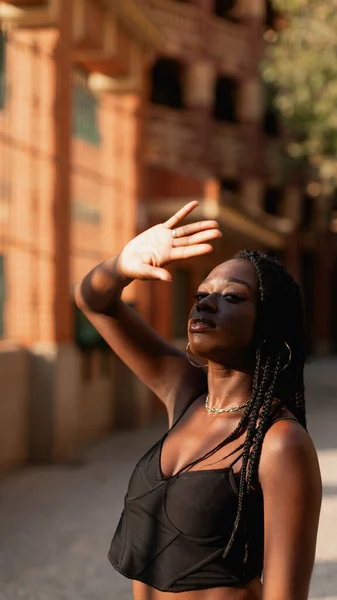 Uma Jovem Negra Com Tranças Cabelo Protege Olhos Sol Com — Fotografia de Stock