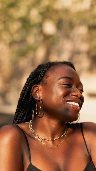 Uma Jovem Negra Com Tranças Cabelo Brincos Argola Sorri Feliz — Fotografia de Stock